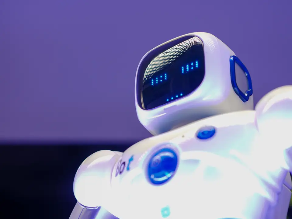 Robot con una expresión iluminada en su pantalla.