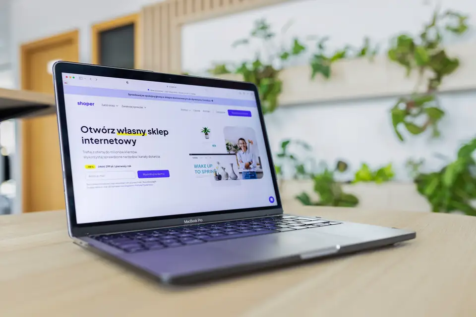 Un sitio de comercio electrónico abierto en una notebook.