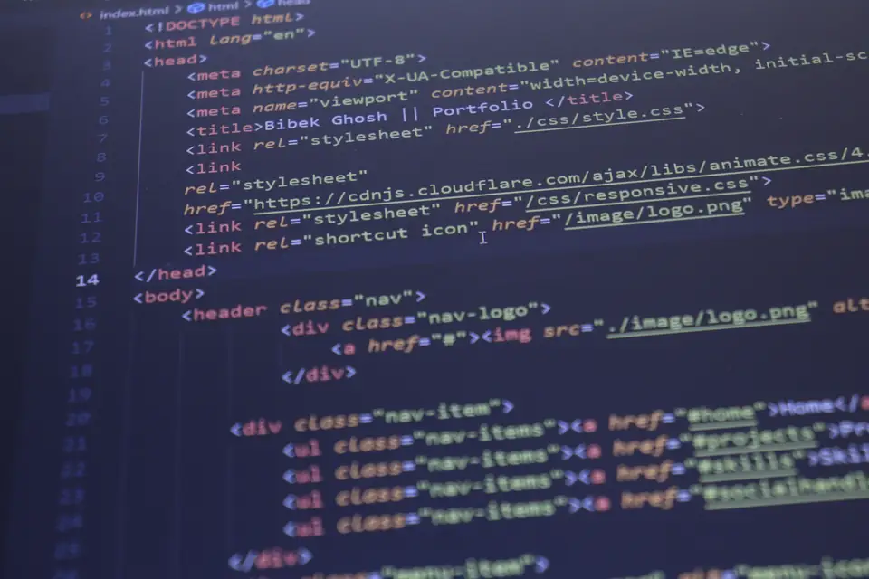 Código de una página web en una pantalla.