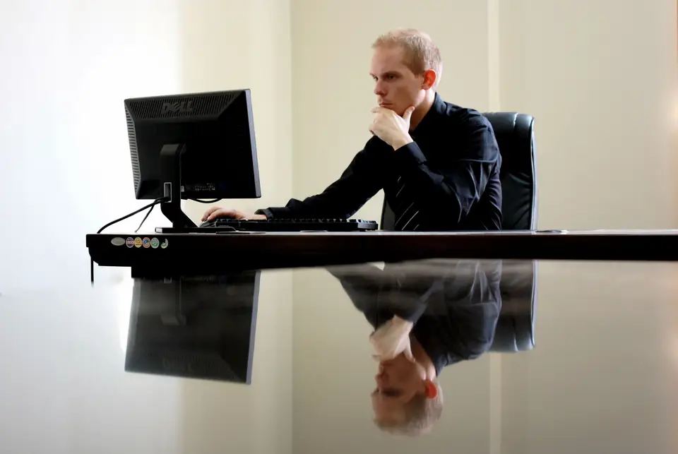Persona trabajando frente a una computadora.